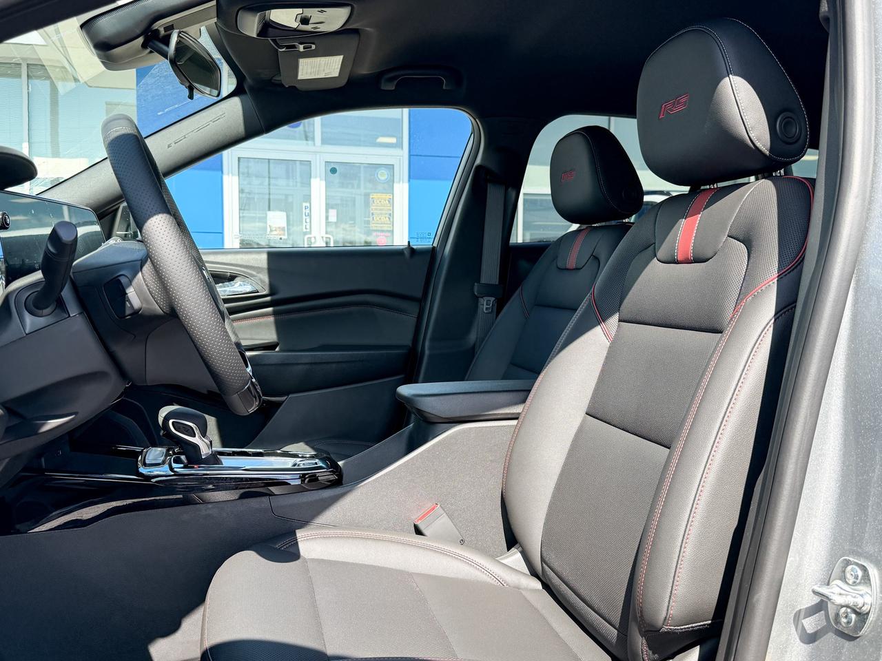 2025 Chevrolet Trax 2RS 1.2L 3 CYL WITH REMOTE START/ENTRY, HEATED SEATS, HEATED STEERING WHEEL, APPLE CARPLAY AND ANDROID AUTO Photo