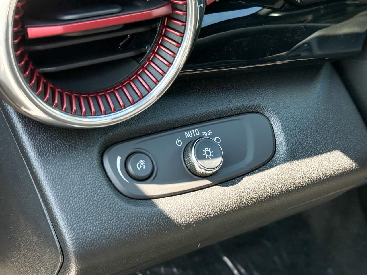 2025 Chevrolet Trax 2RS 1.2L 3 CYL WITH REMOTE START/ENTRY, HEATED SEATS, HEATED STEERING WHEEL, APPLE CARPLAY AND ANDROID AUTO Photo