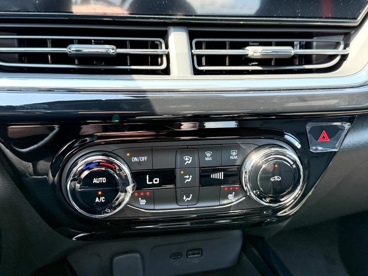 2025 Chevrolet Trax 2RS 1.2L 3 CYL WITH REMOTE START/ENTRY, HEATED SEATS, HEATED STEERING WHEEL, APPLE CARPLAY AND ANDROID AUTO Photo