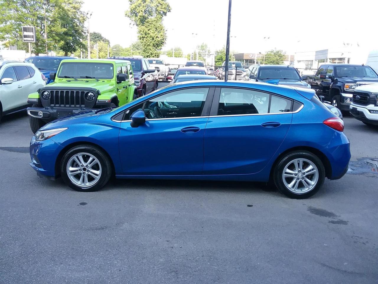 2017 Chevrolet Cruze LT | Auto | Hatchback Photo4