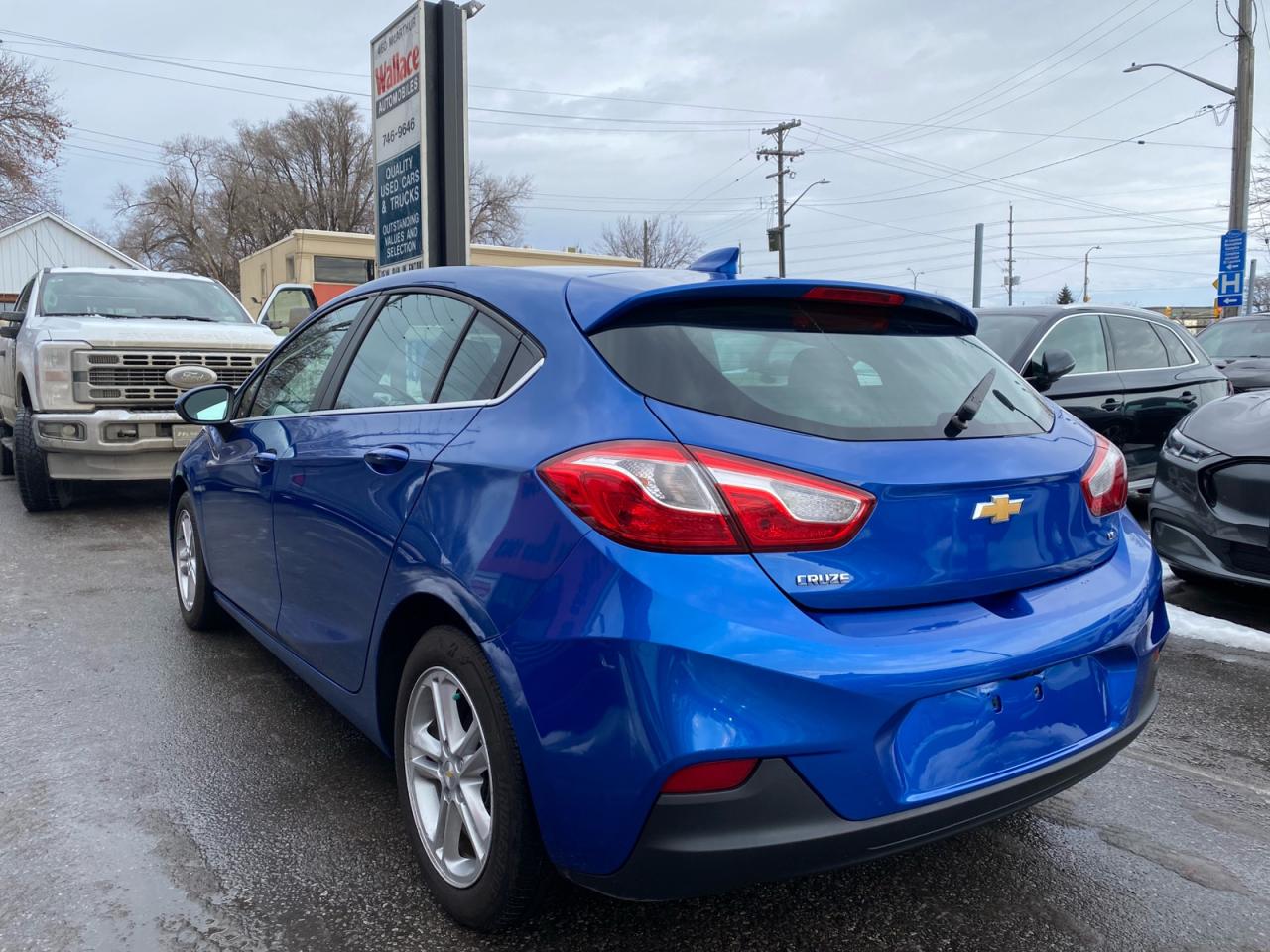 2017 Chevrolet Cruze LT | Auto | Hatchback Photo4