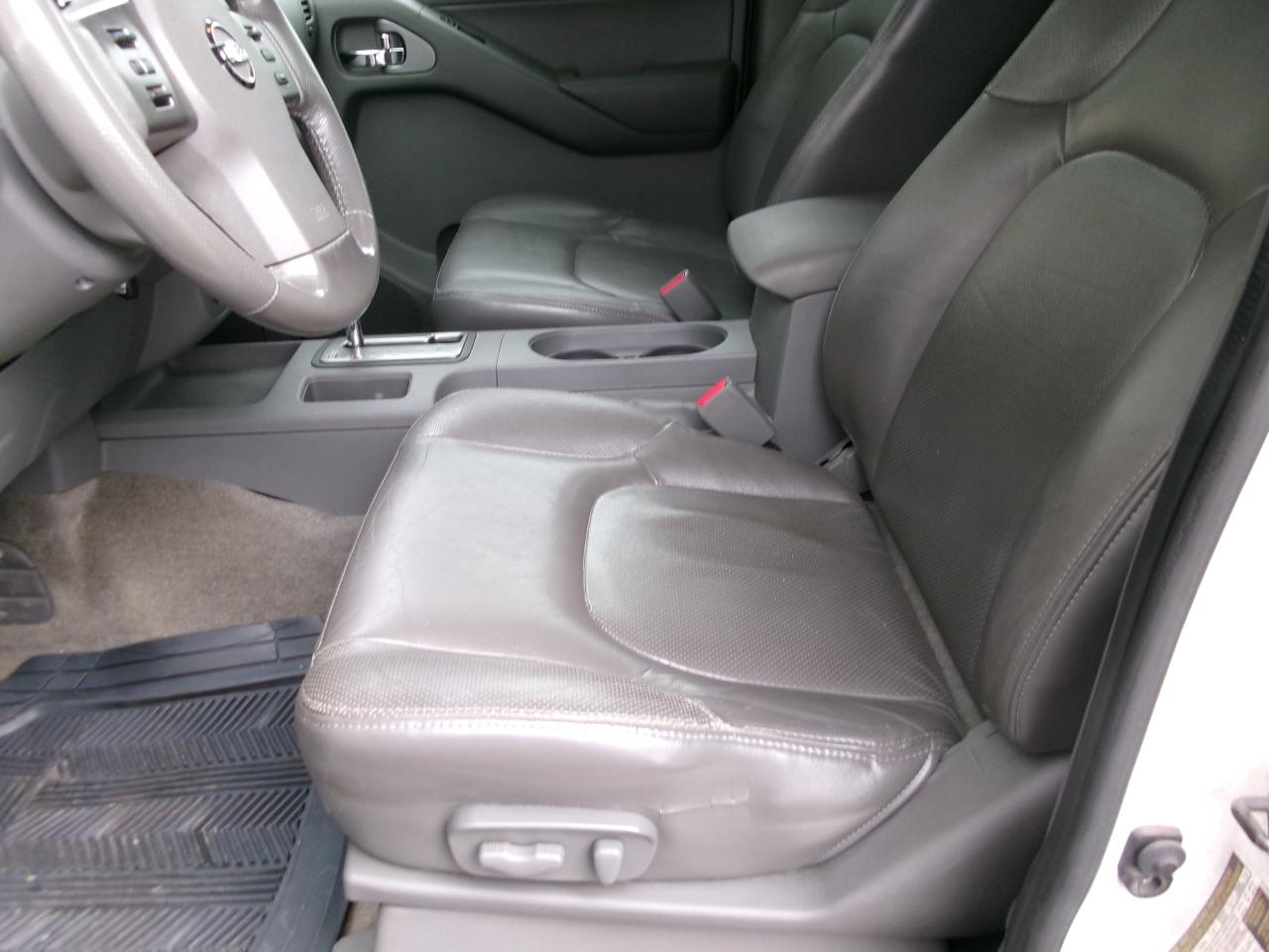 2010 Nissan Frontier LE Crew Cab  4x4 - Photo #5