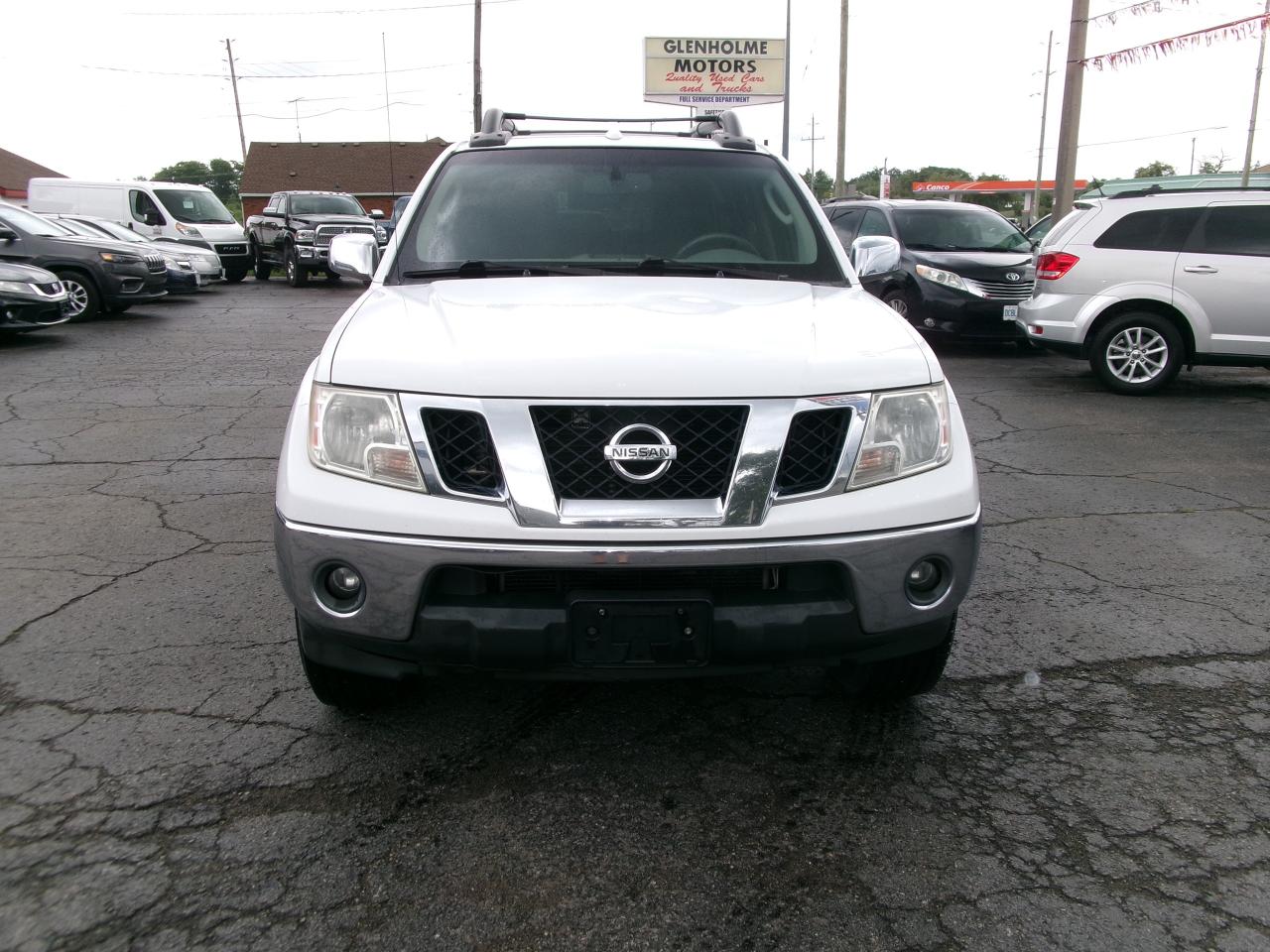 2010 Nissan Frontier LE Crew Cab  4x4 - Photo #2