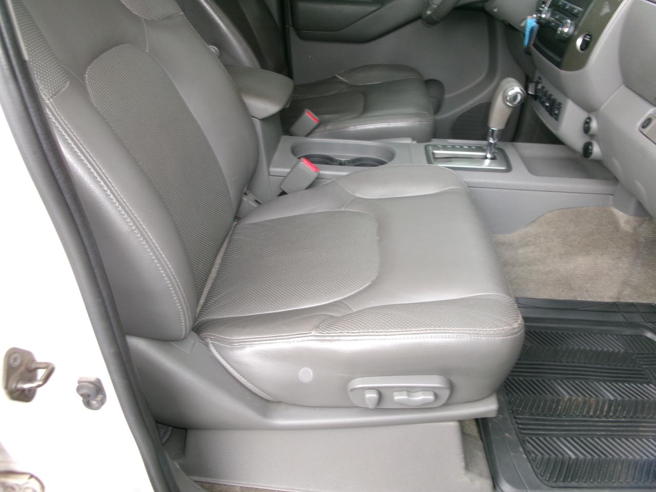 2010 Nissan Frontier LE Crew Cab  4x4 - Photo #11