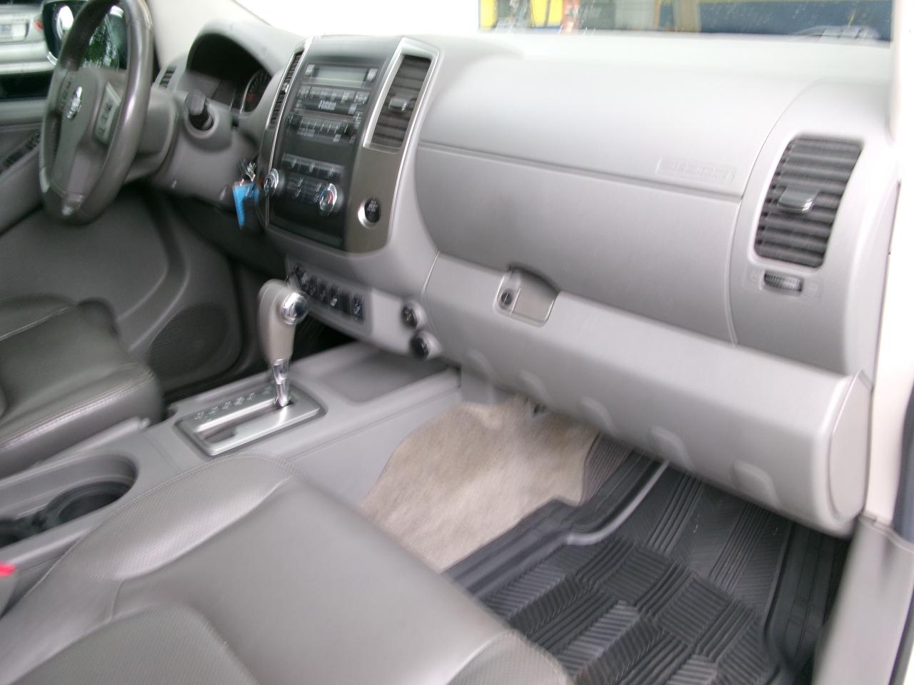2010 Nissan Frontier LE Crew Cab  4x4 - Photo #12