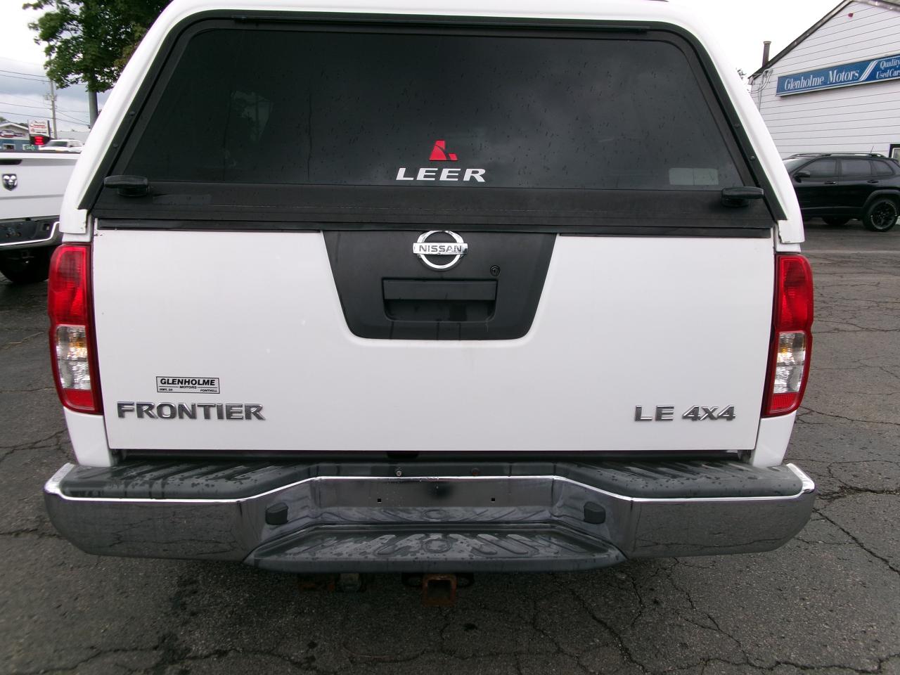 2010 Nissan Frontier LE Crew Cab  4x4 - Photo #4