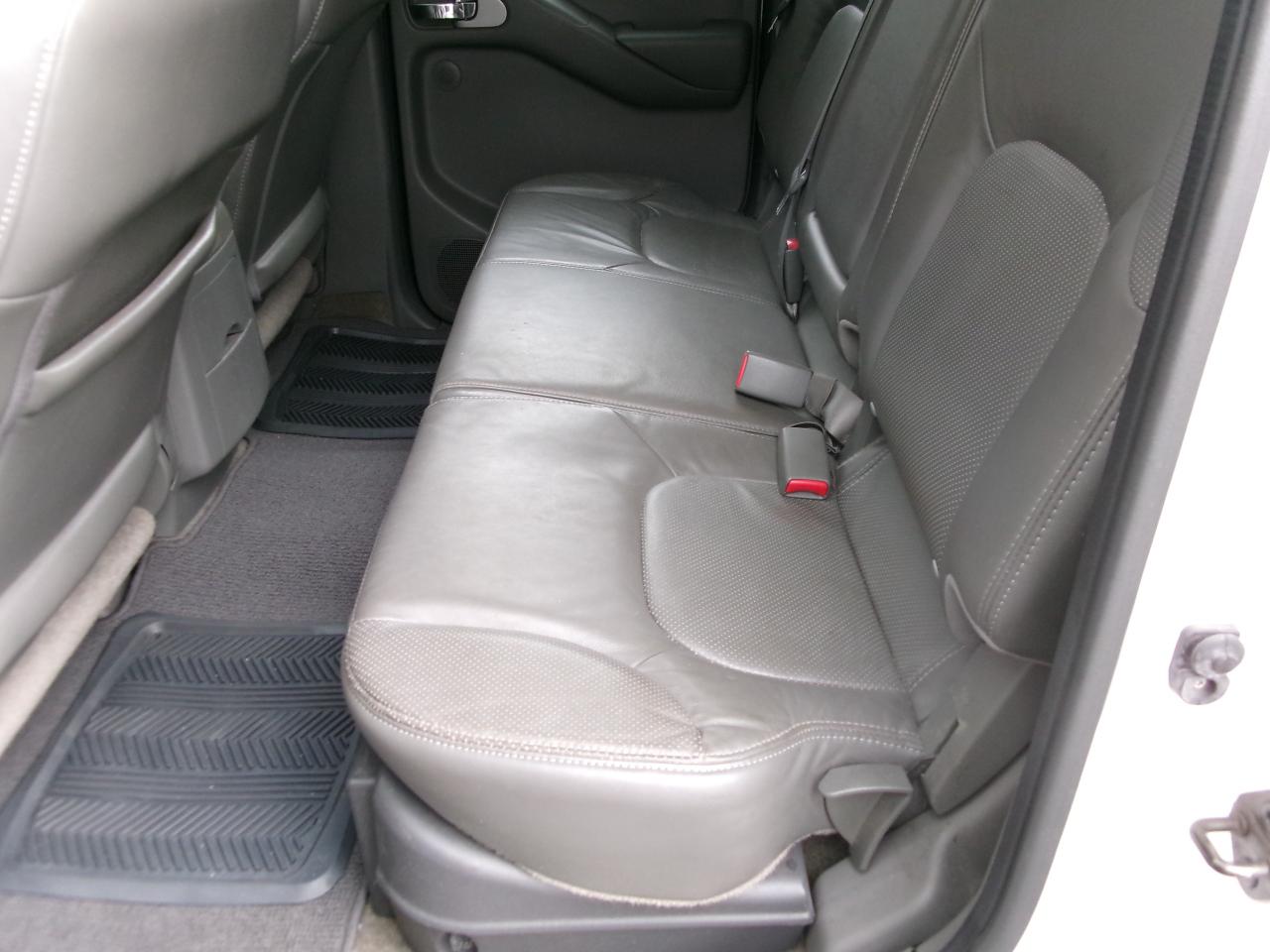 2010 Nissan Frontier LE Crew Cab  4x4 - Photo #8