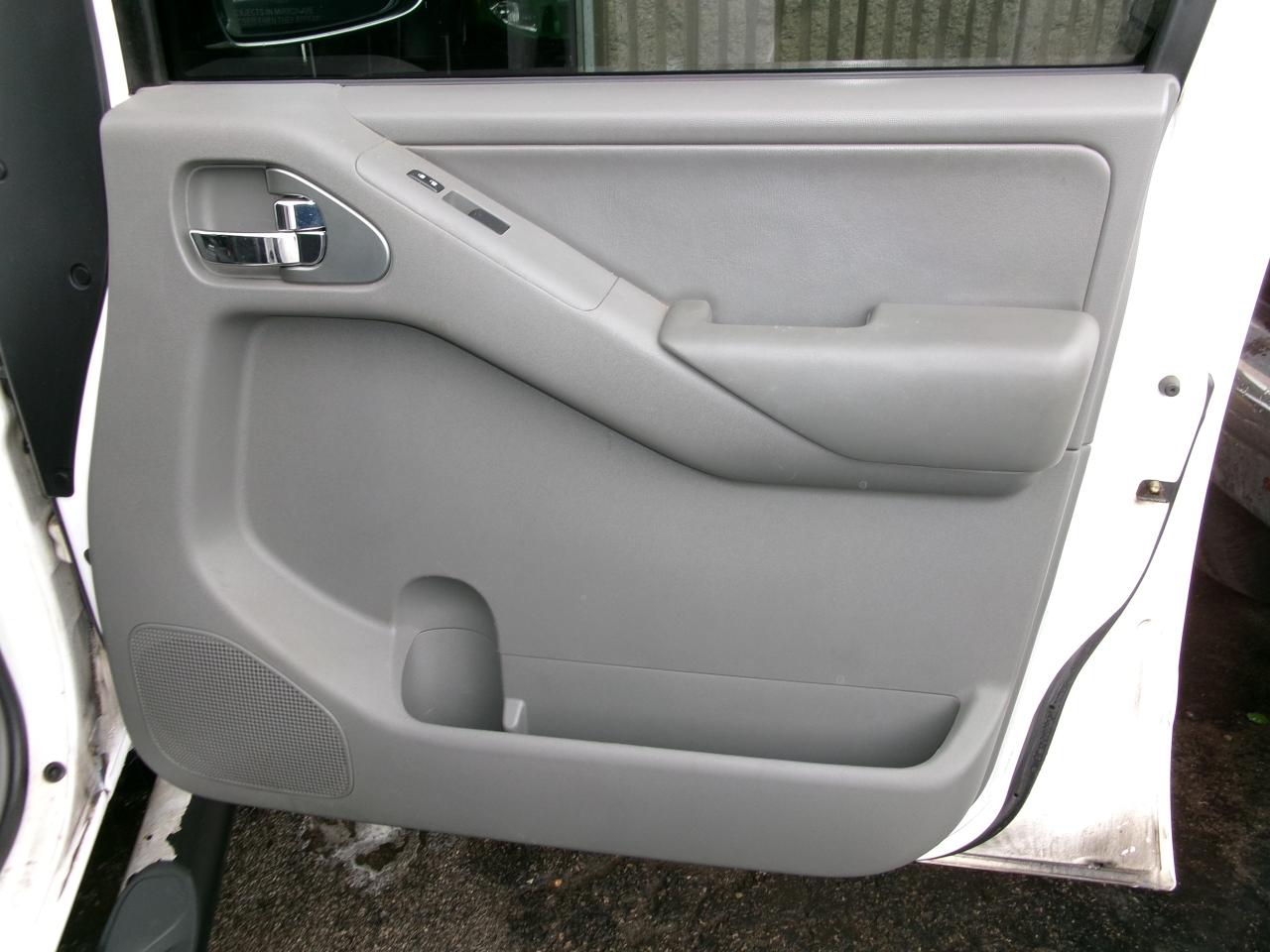 2010 Nissan Frontier LE Crew Cab  4x4 - Photo #13