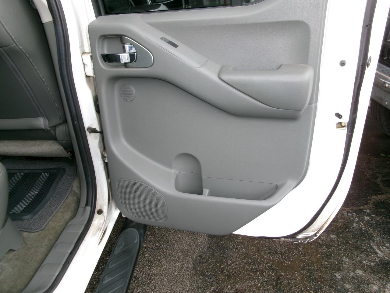 2010 Nissan Frontier LE Crew Cab  4x4 - Photo #14
