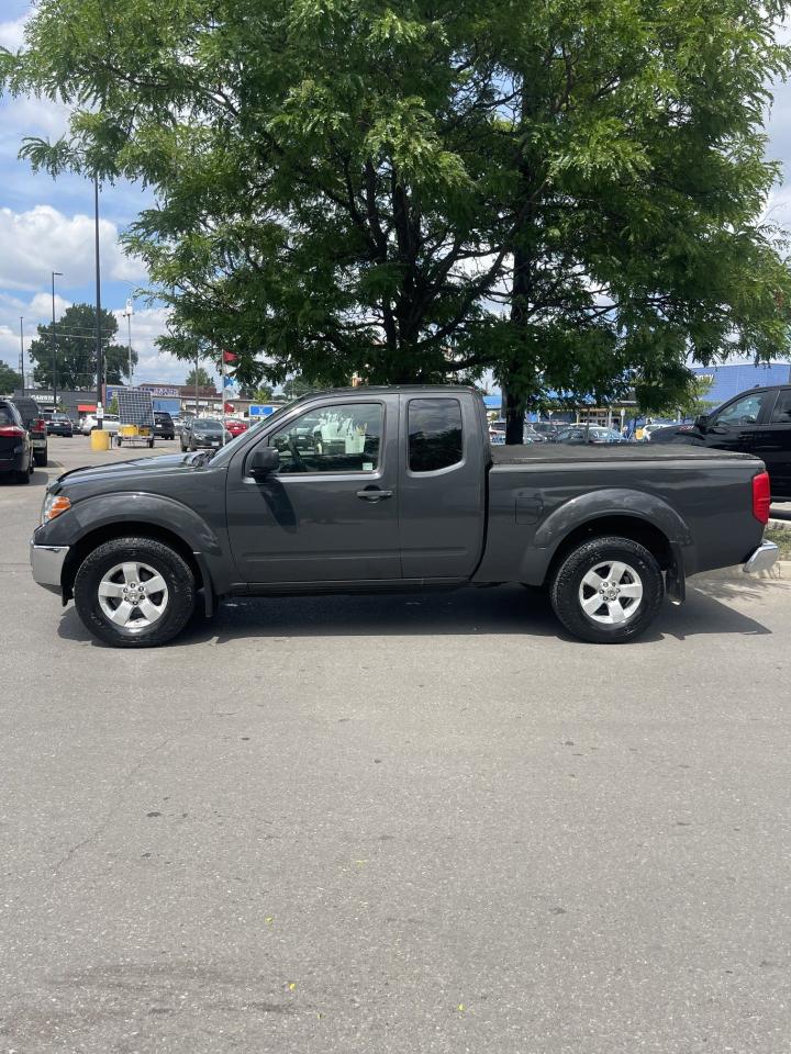 2011 Nissan Frontier SV  4X4   ONLY 144,000 KMS - Photo #2