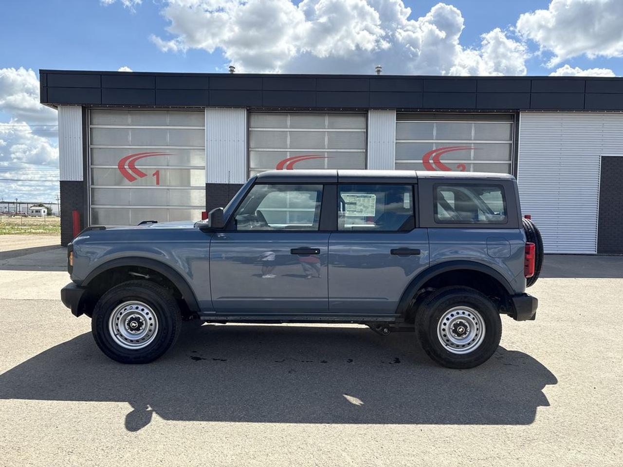 2025 Ford Bronco Base 101A Photo3