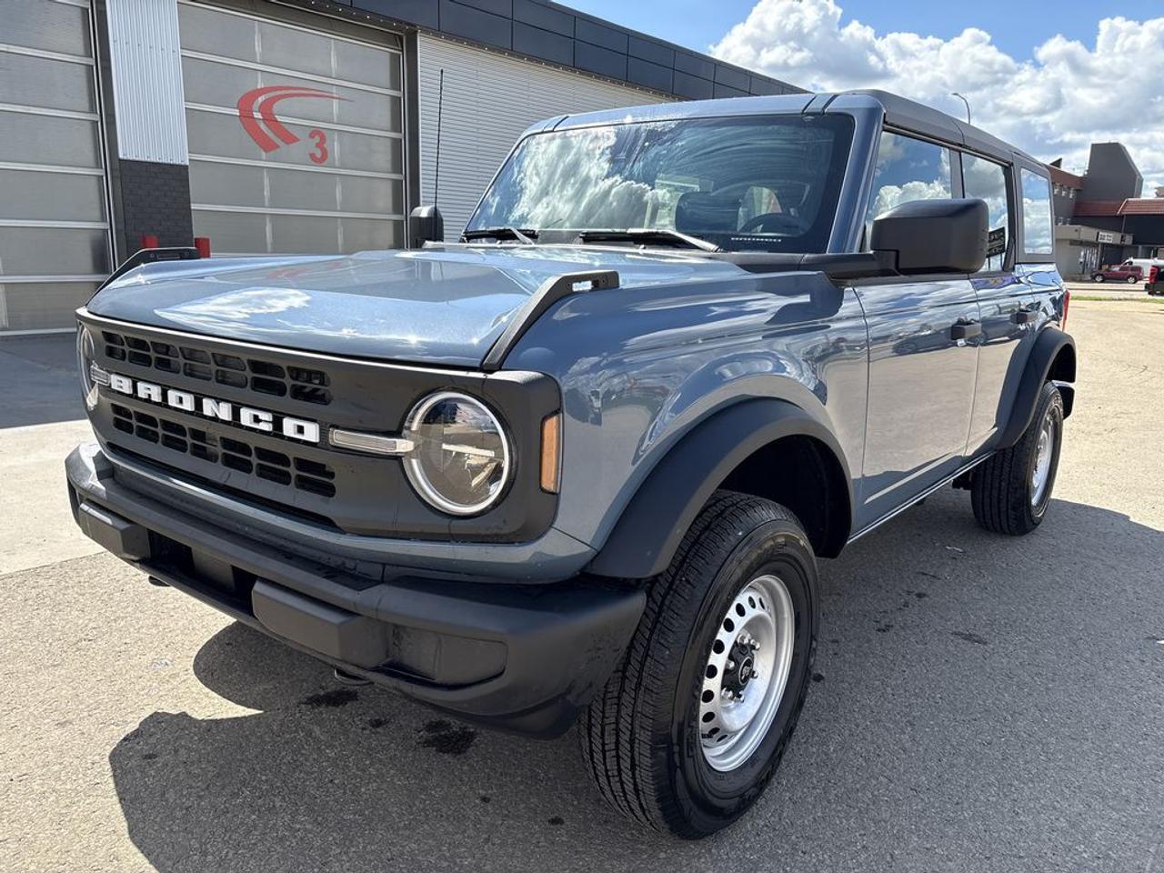 2025 Ford Bronco Base 101A Photo1