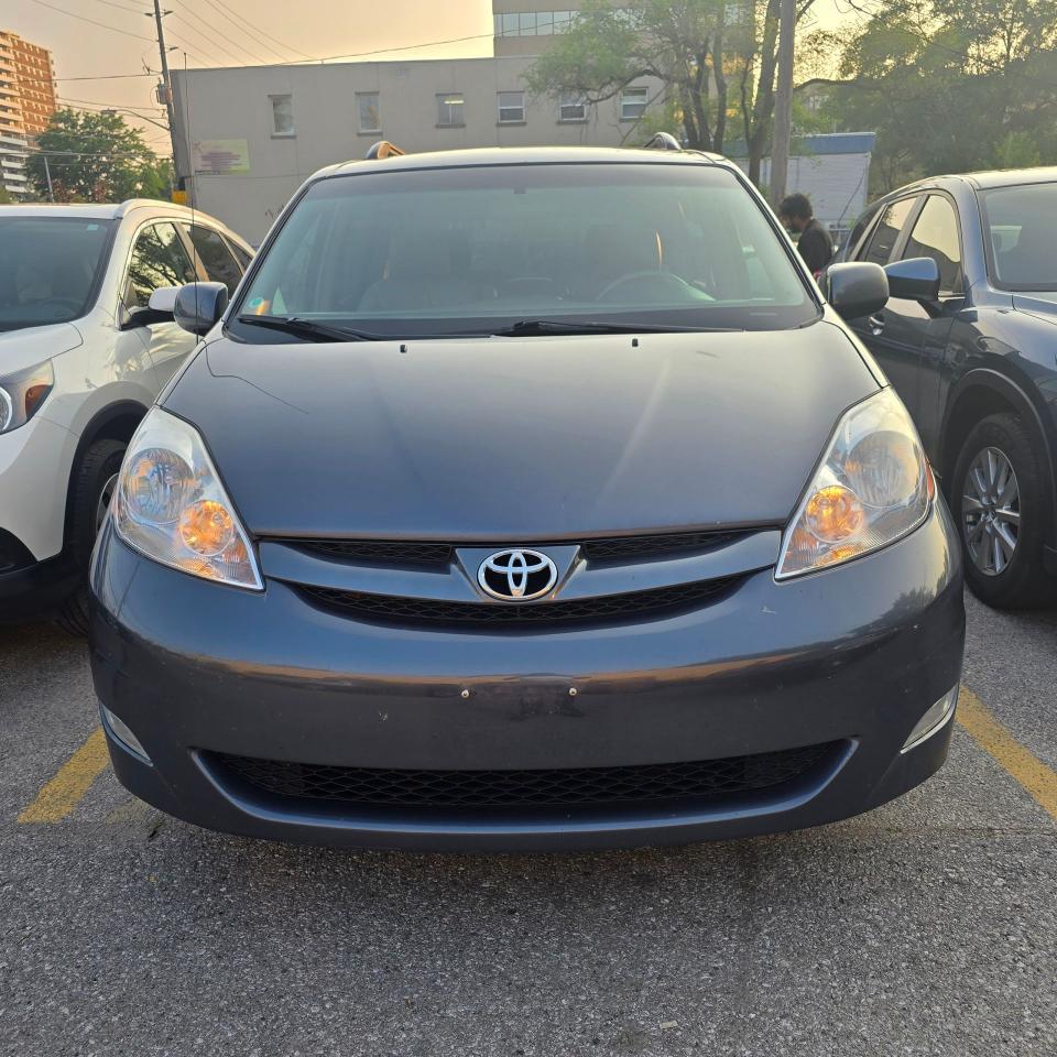 2008 Toyota Sienna LE - Photo #2