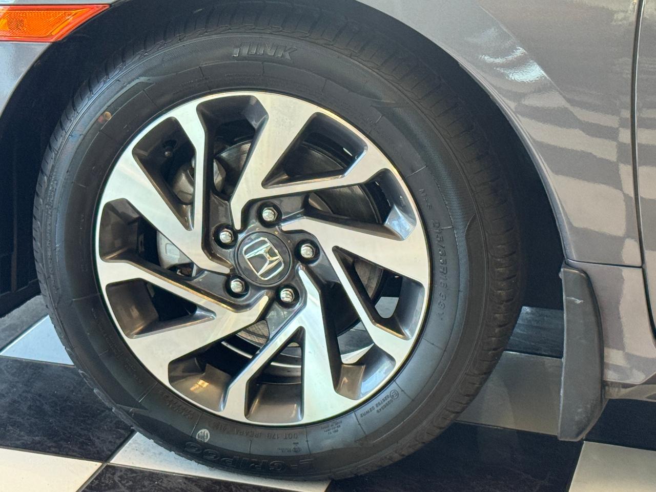 2018 Honda Civic SE+Adaptive Cruise+New Tires+Brakes+CLEAN CARFAX Photo48