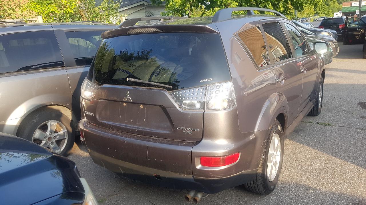 2010 Mitsubishi Outlander LS 4X4 - Photo #4