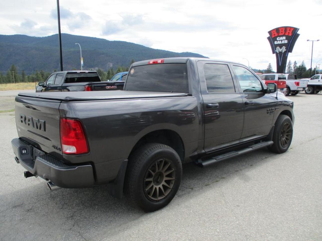 2021 RAM 1500 Classic Express Crew Cab 4x4 Photo4