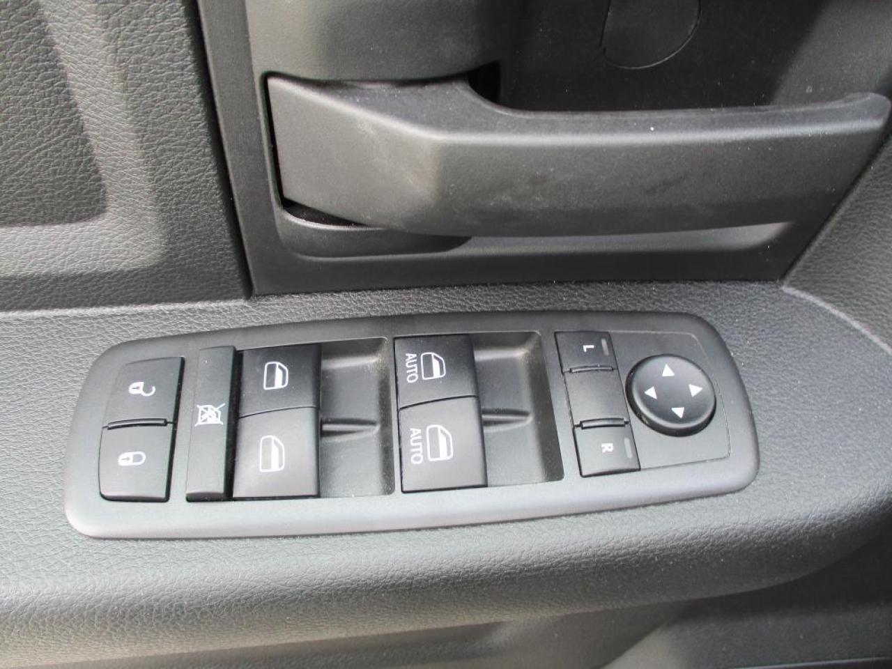 2021 RAM 1500 Classic Express Crew Cab 4x4 Photo9