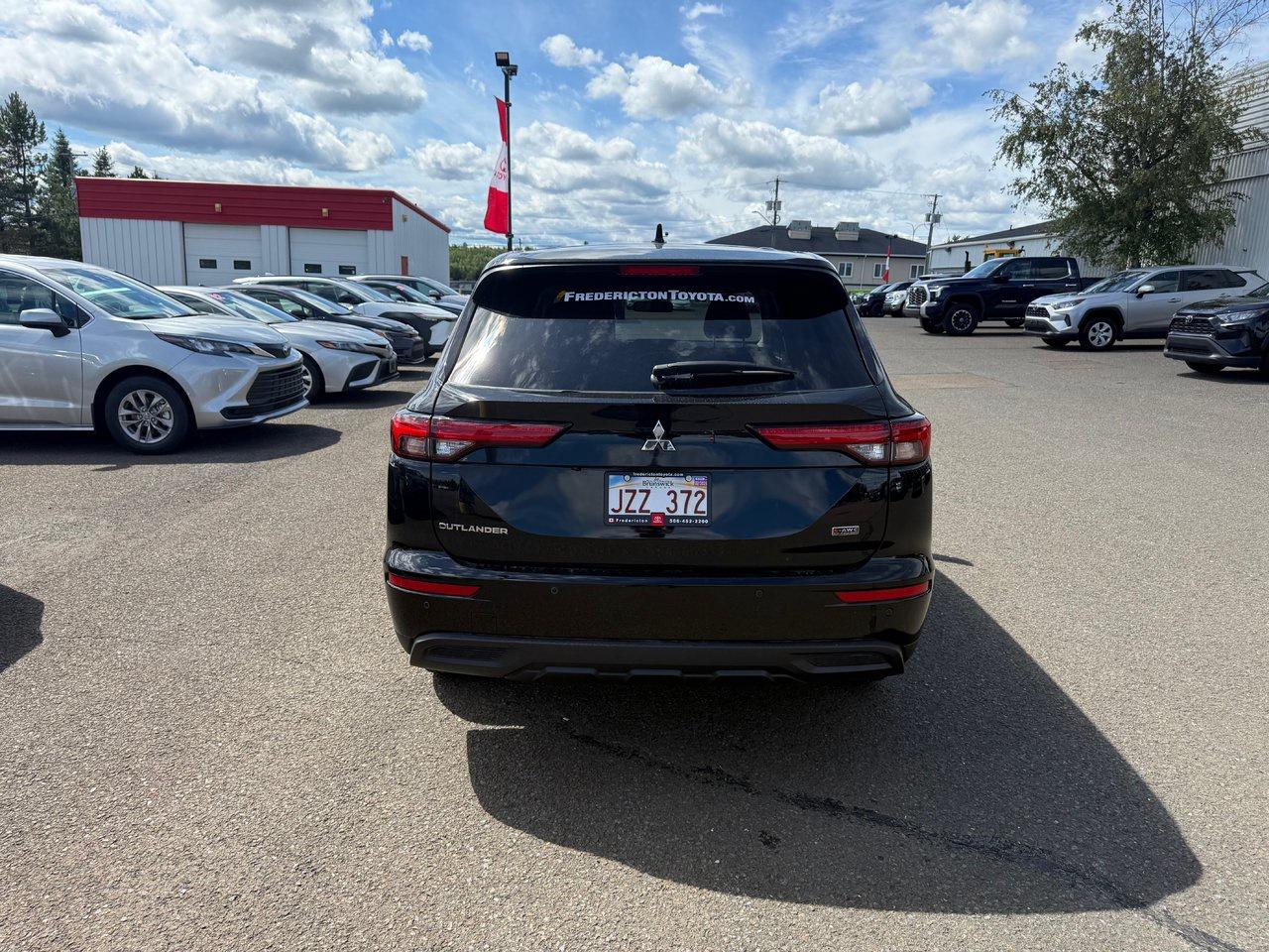 2022 Mitsubishi Outlander ES Photo