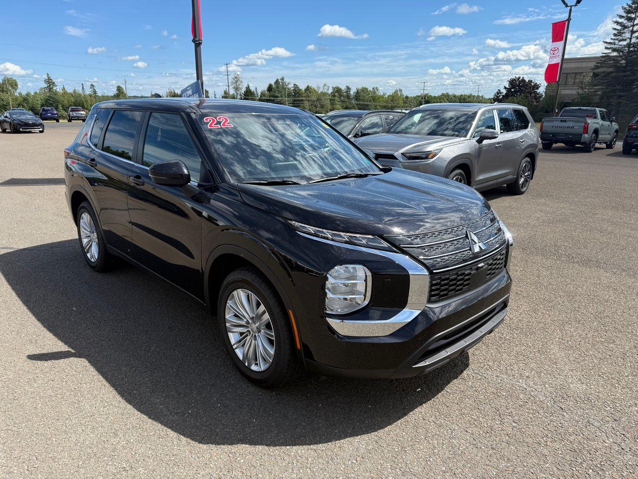2022 Mitsubishi Outlander ES Photo2