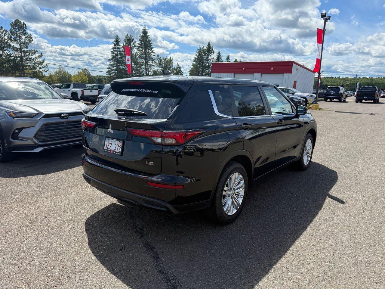 2022 Mitsubishi Outlander ES Photo4