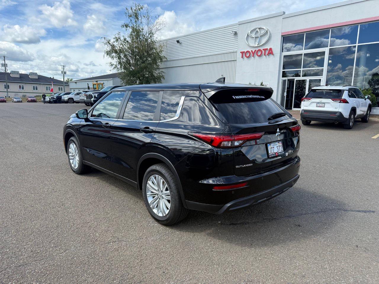 2022 Mitsubishi Outlander ES Photo