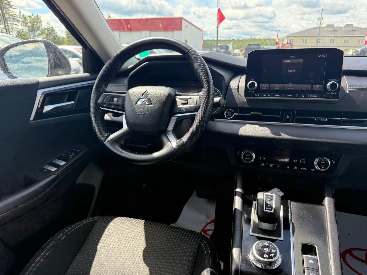 2022 Mitsubishi Outlander ES Photo
