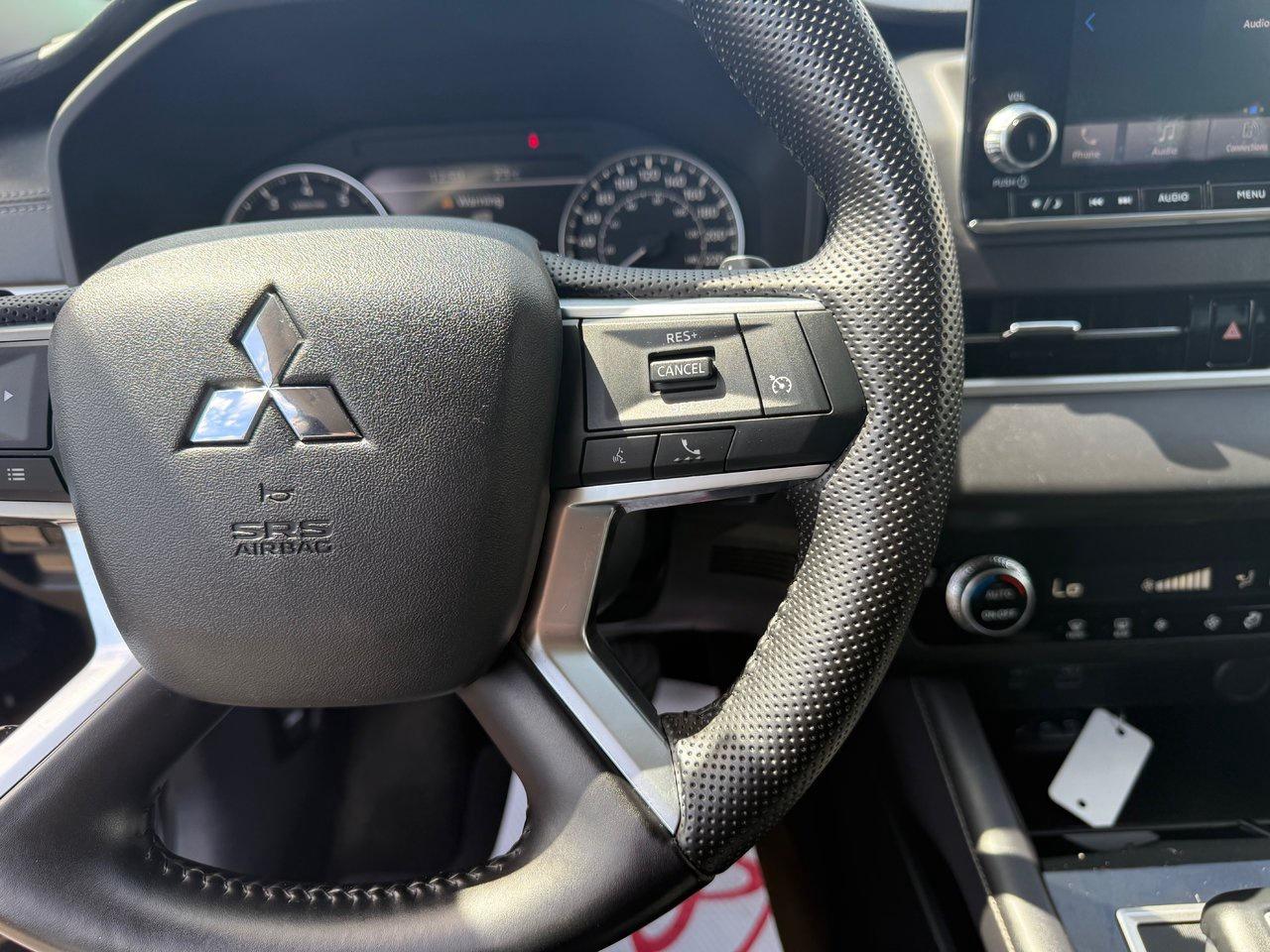 2022 Mitsubishi Outlander ES Photo