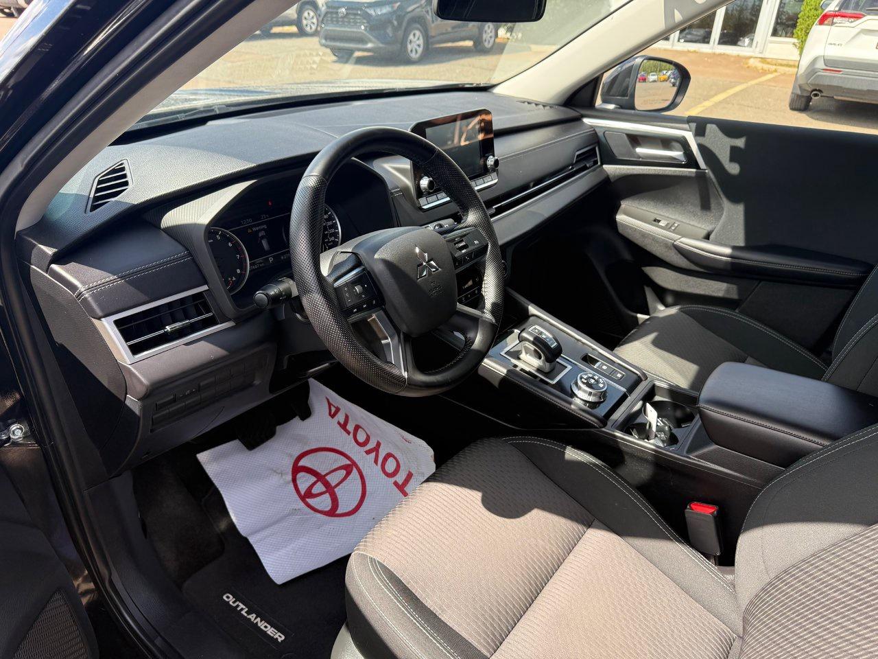 2022 Mitsubishi Outlander ES Photo