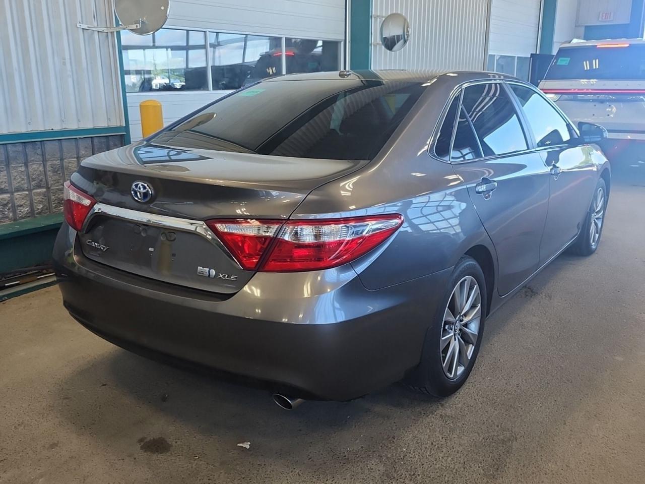 2017 Toyota Camry XLE HYBRID - Photo #2