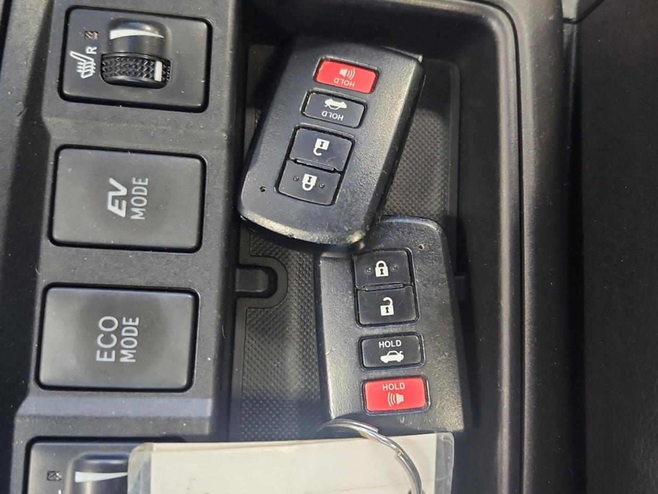 2017 Toyota Camry XLE HYBRID - Photo #4