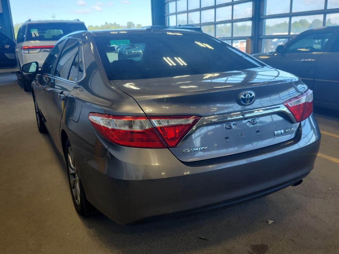 2017 Toyota Camry XLE HYBRID Photo4