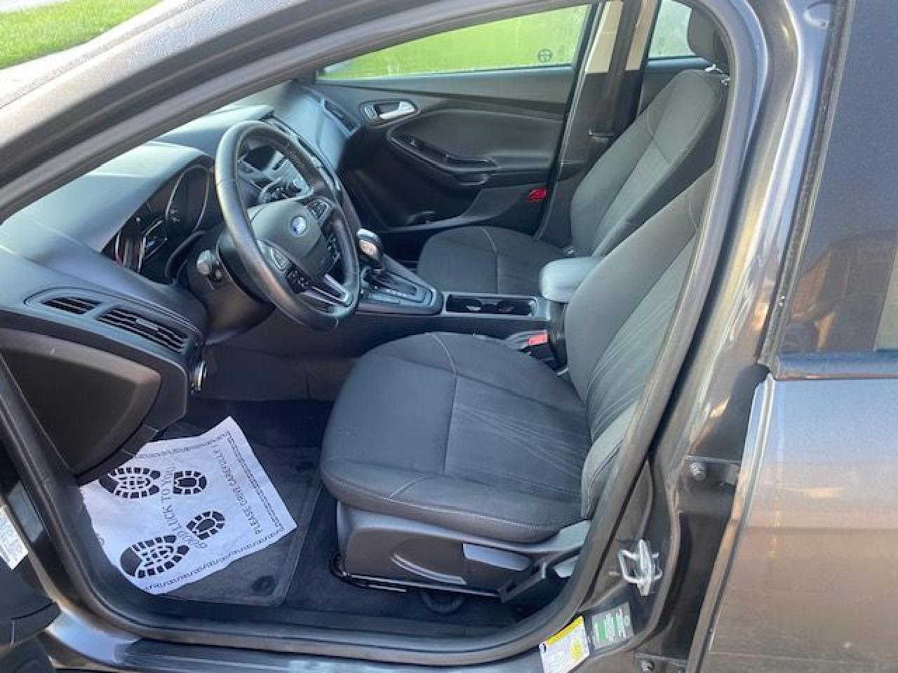 2016 Ford Focus SE Photo3