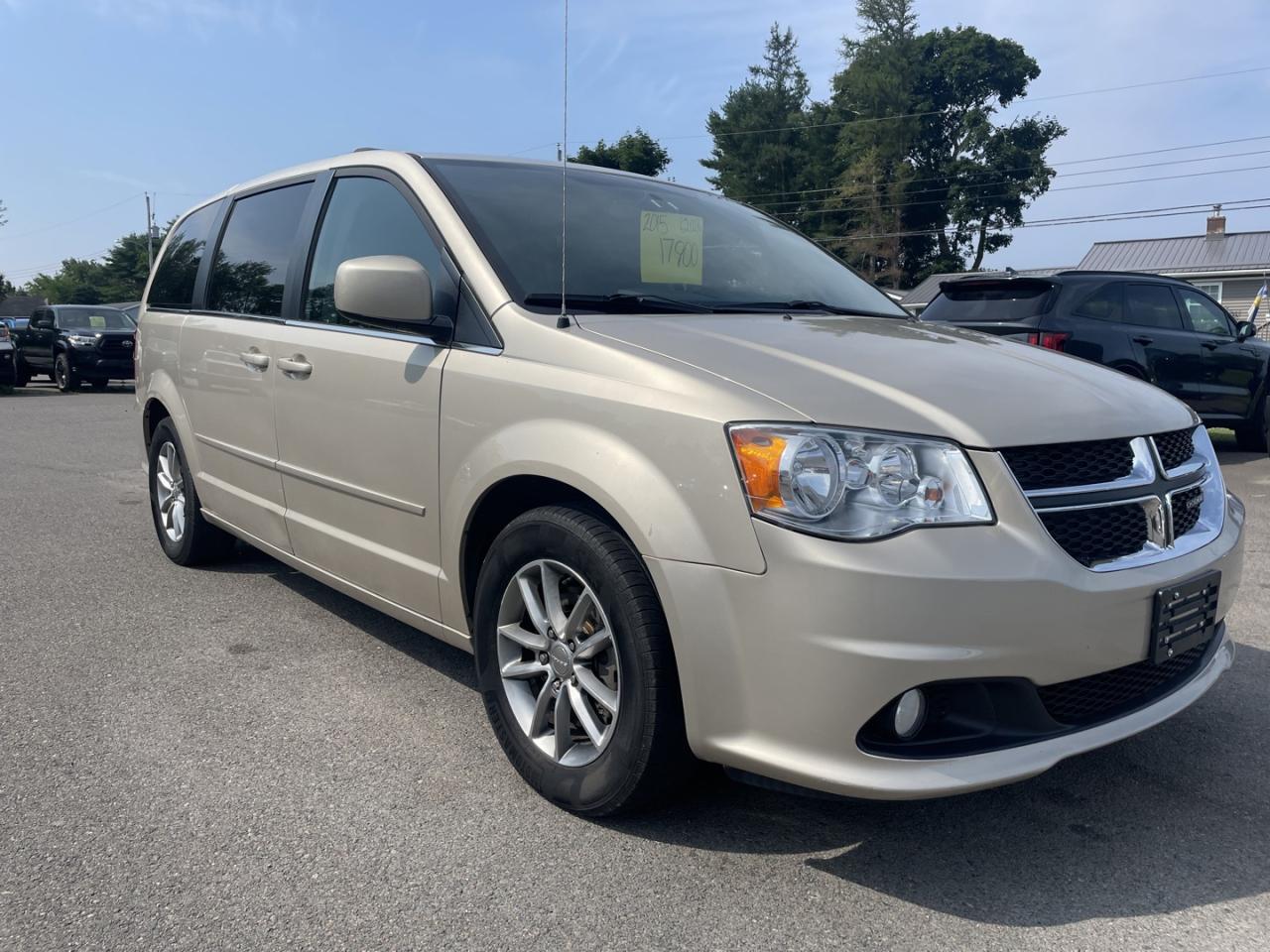 Used 2015 Dodge Grand Caravan SE / LOW KMS / CAPTAIN STYLE 2ND ROW WITH 2ND AND 3RD ROW STO N GO SEATING for sale in Truro, NS