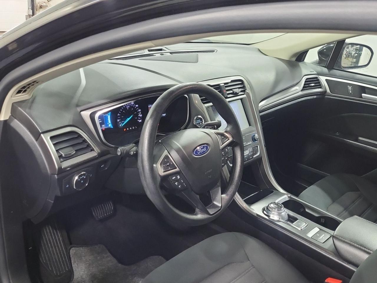 2020 Ford Fusion Hybrid SE Photo4
