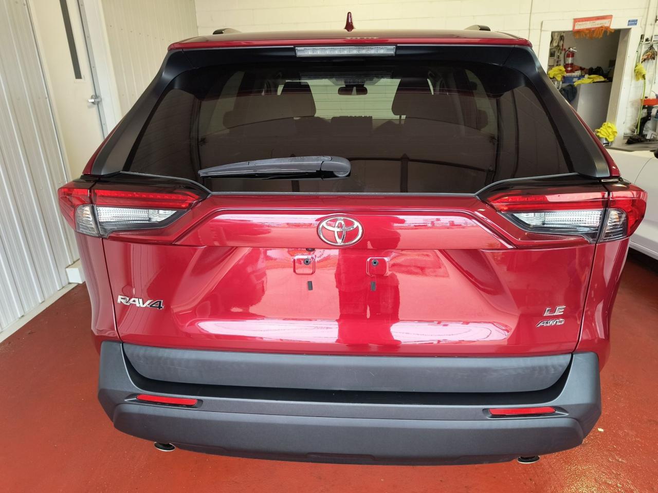 2020 Toyota RAV4 LE AWD Photo0