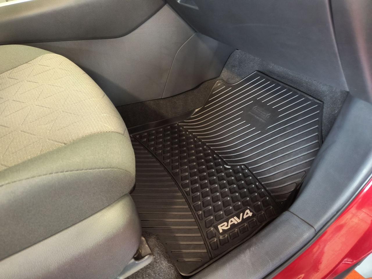 2020 Toyota RAV4 LE AWD Photo0