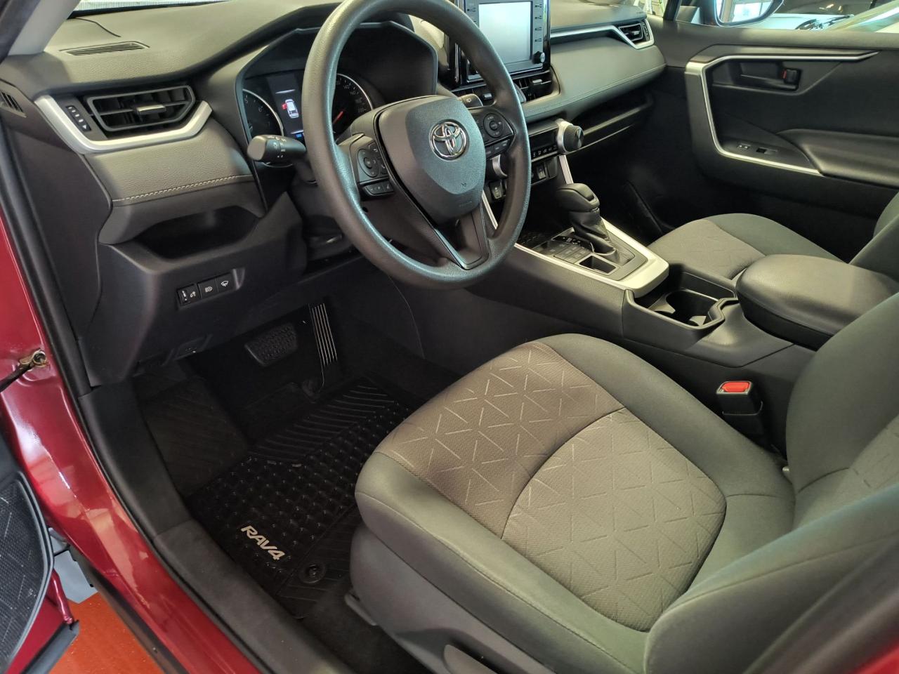 2020 Toyota RAV4 LE AWD Photo0