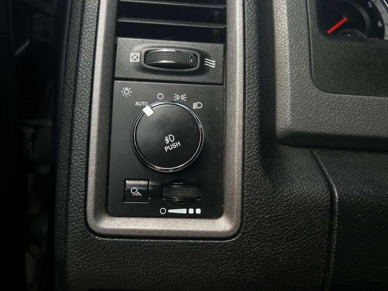 2016 RAM 1500 Tradesman CREW CAB 4WD Photo