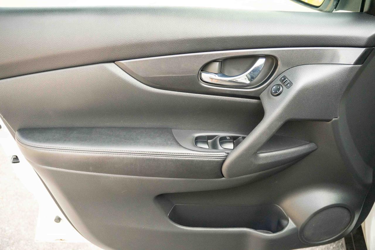 2017 Nissan Rogue SV - Photo #18
