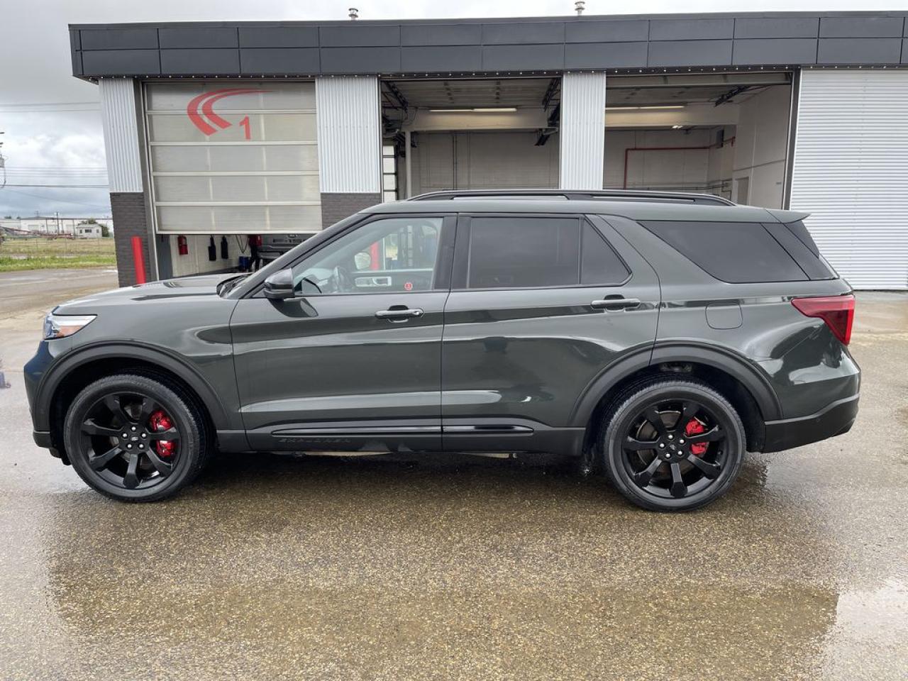 2022 Ford Explorer ST Photo3