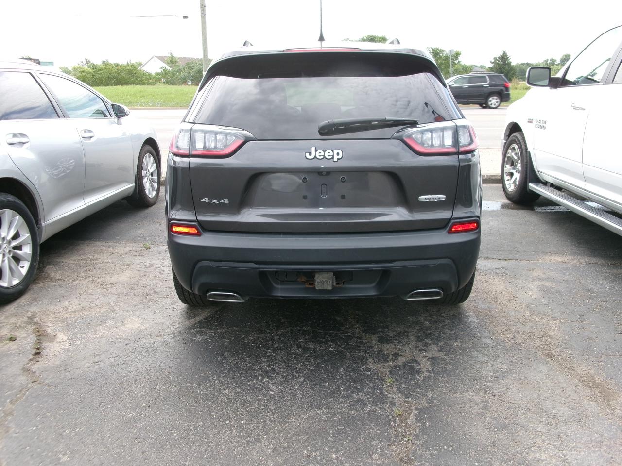 2019 Jeep Cherokee Latitude  4x4 - Photo #3