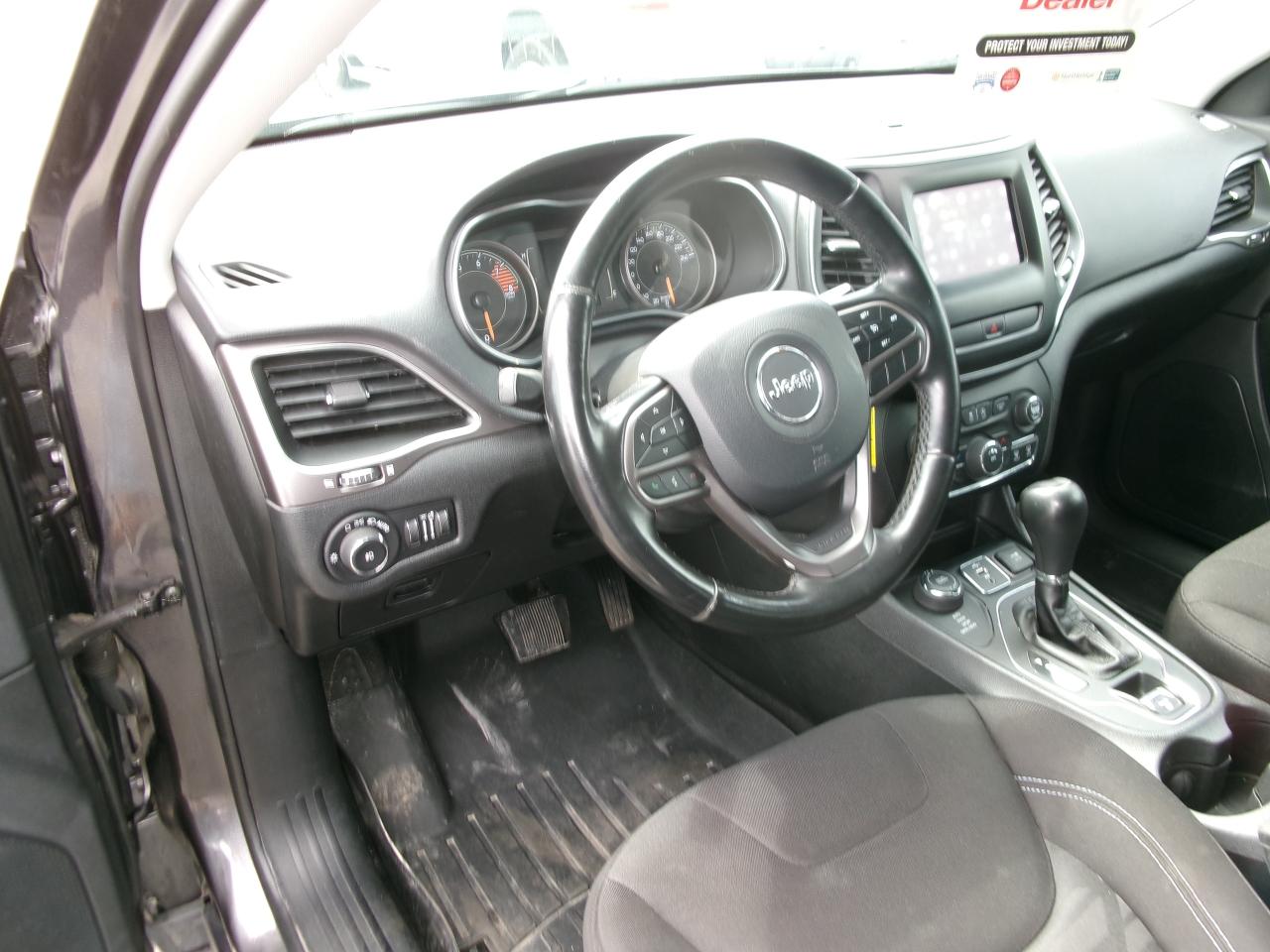 2019 Jeep Cherokee Latitude  4x4 - Photo #6