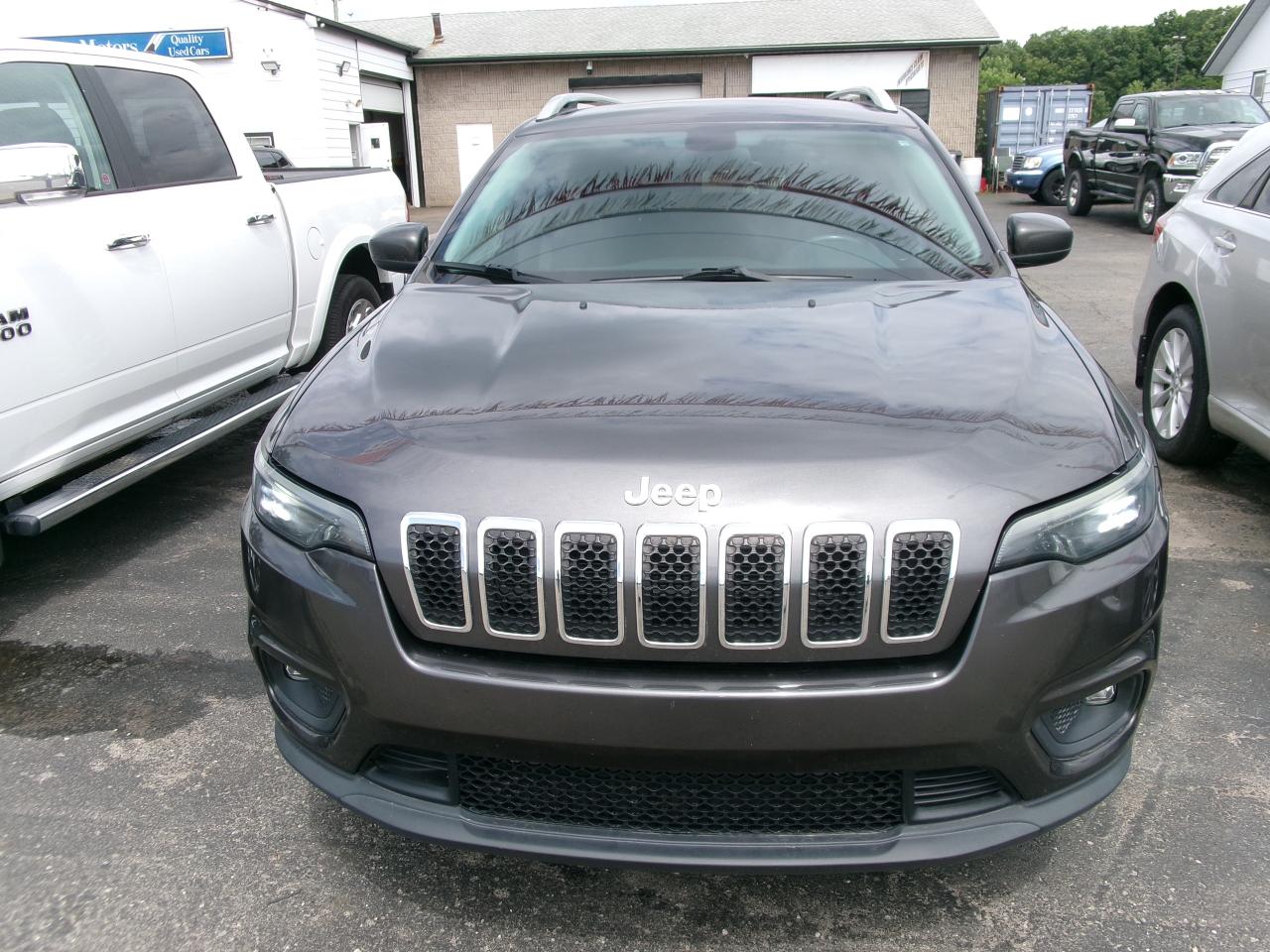 2019 Jeep Cherokee Latitude  4x4 - Photo #4