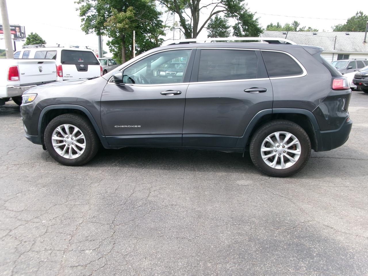 2019 Jeep Cherokee Latitude  4x4 - Photo #2