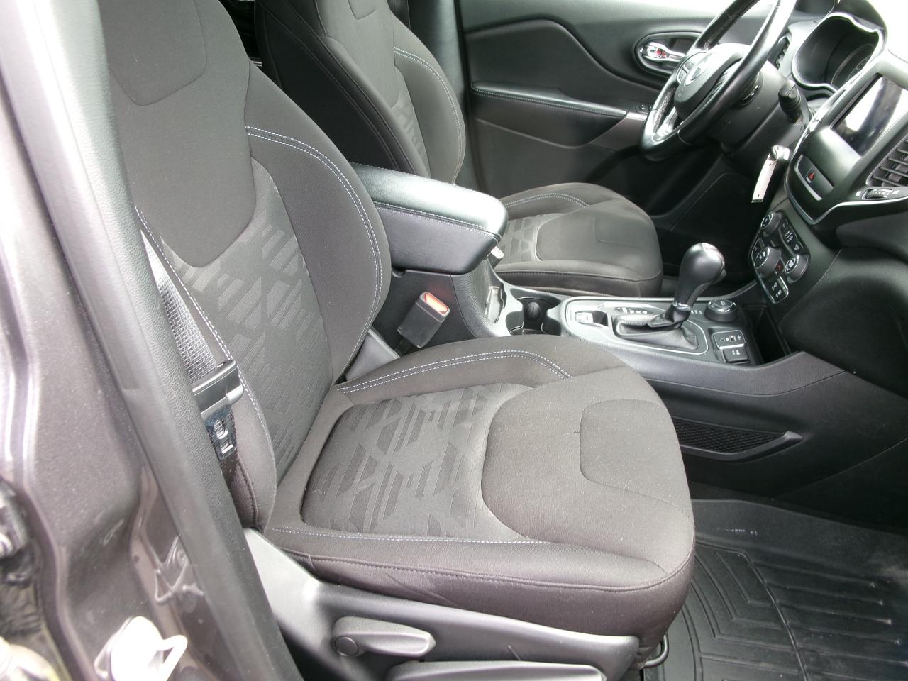 2019 Jeep Cherokee Latitude  4x4 - Photo #9