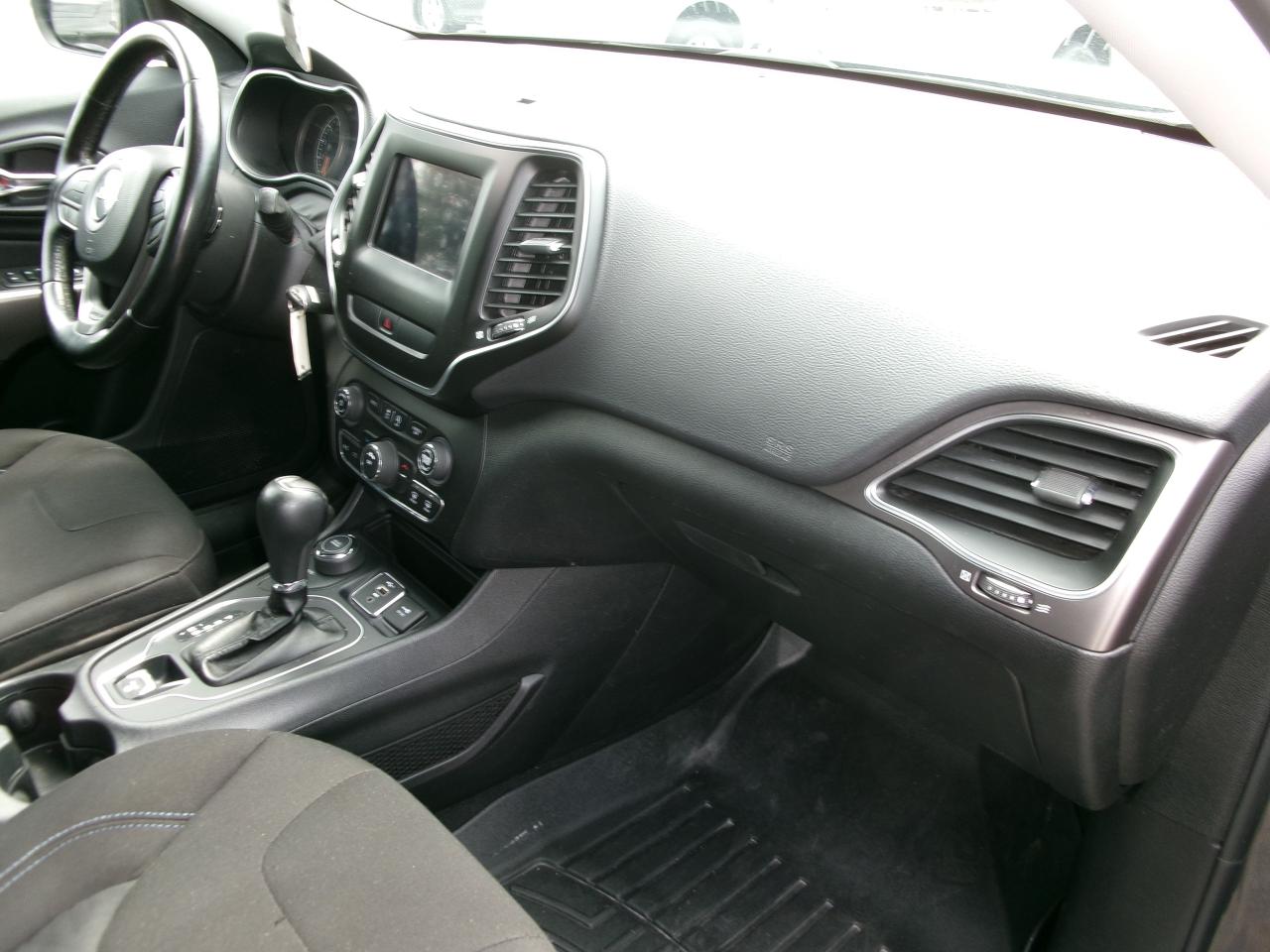 2019 Jeep Cherokee Latitude  4x4 - Photo #10