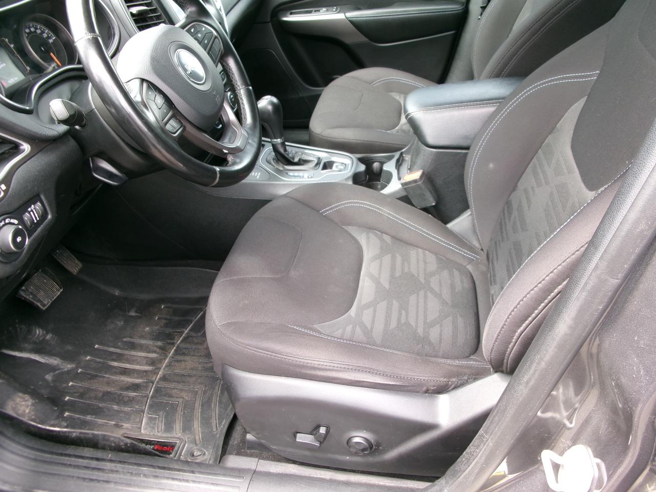 2019 Jeep Cherokee Latitude  4x4 - Photo #5