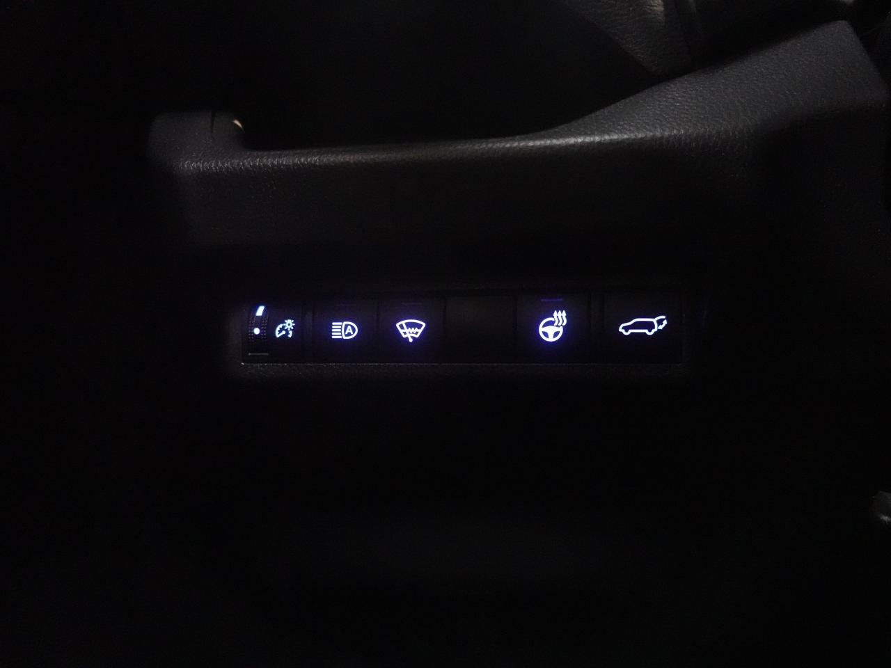 2021 Toyota RAV4 XLE | AWD | Sunroof | Heated Seats | BSM | CarPlay