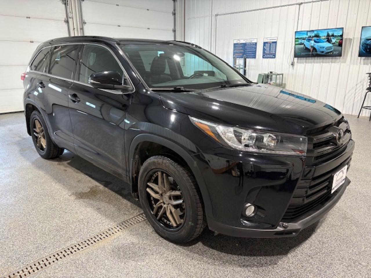 Used 2017 Toyota Highlander XLE AWD V6 # 7 seater for sale in Brandon, MB