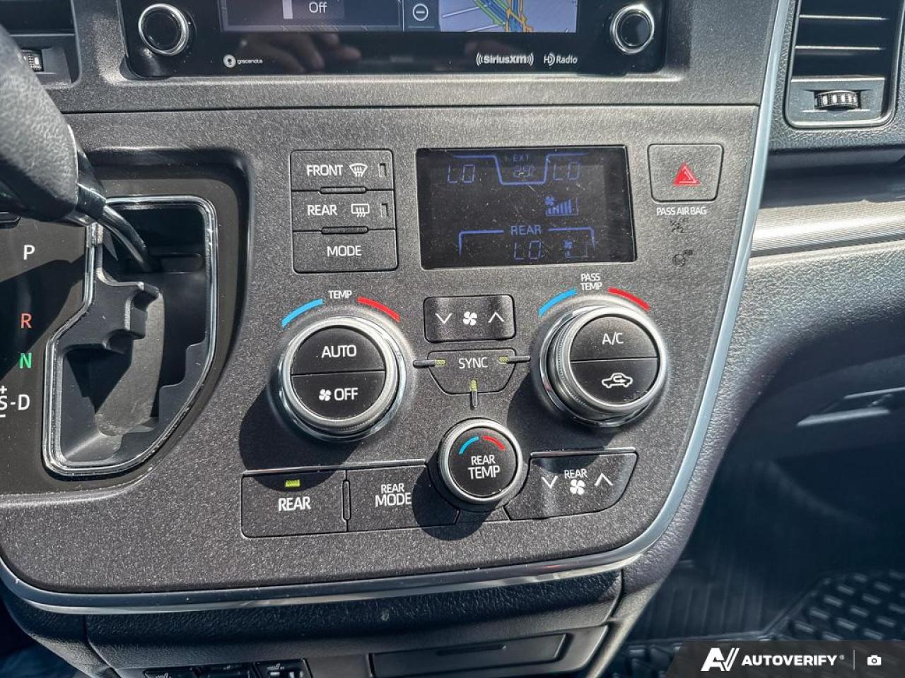 2018 Toyota Sienna SE / 7 PASS / LEATHER / ROOF / NAV / POWER DOORS - Photo #16